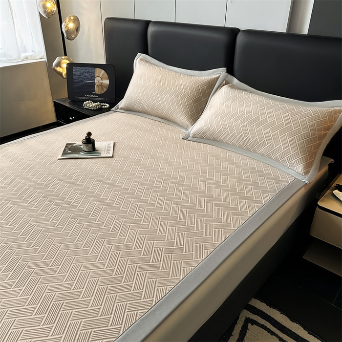 91家纺网 家纺一手货源 找家纺 雯豆家纺 2025夏季新款PE中分子凉感凉席三件套冰丝凉感席子纯色素色成人平铺绑带款 简尚-丝雾棕