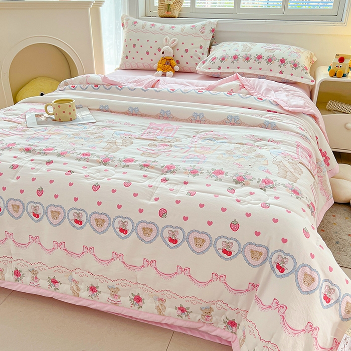 91家纺网 家纺一手货源 找家纺 西域种棉人·千百笠 2025新款A类新疆棉花夏凉被加宽包边水洗棉卡通印花吸湿透气棉花夏被空调被 凌香 泰迪熊