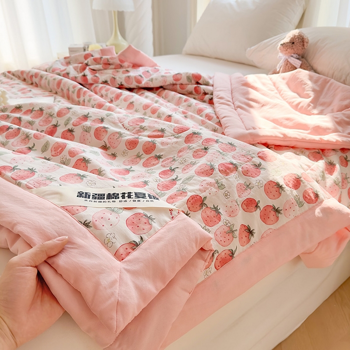 91家纺网 家纺一手货源 找家纺 西域种棉人·千百笠 2025新款A类新疆棉花夏凉被加宽包边水洗棉卡通印花吸湿透气棉花夏被空调被 凌香 草莓