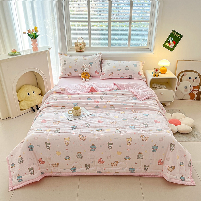 91家纺网 家纺一手货源 找家纺 西域种棉人·千百笠 2025新款A类新疆棉花夏凉被加宽包边水洗棉卡通印花吸湿透气棉花夏被空调被 凌香 淘气狗