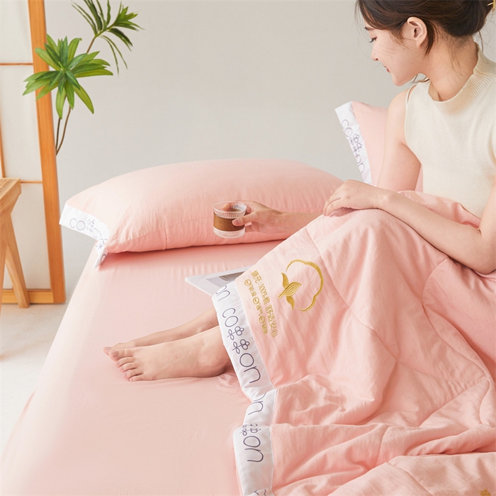 91家纺网 家纺一手货源 找家纺 西域种棉人·千百笠 2025新款A类100%新疆棉花夏凉被纯棉全棉填充毛巾绣绣花纯色双拼原棉空调被夏被 千寻仙粉