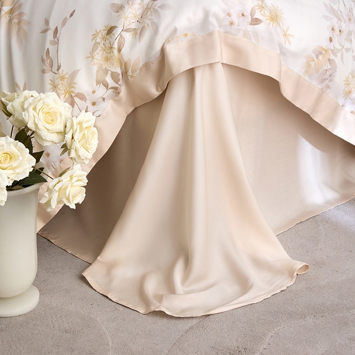 91家纺网 家纺一手货源 找家纺 薏思家纺 2025新款50支莱赛尔天丝数码印花夏被+四件套（礼盒包装） 芳菲-米白