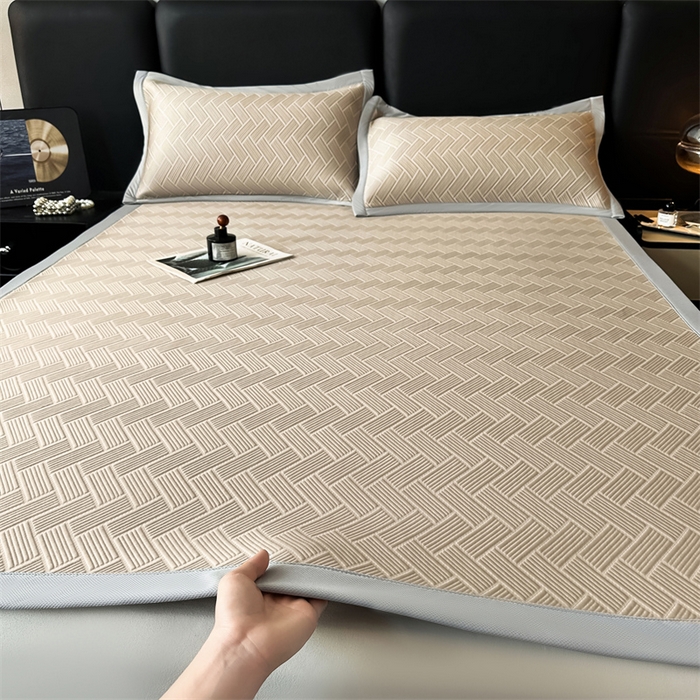 91家纺网 家纺一手货源 找家纺 雯豆家纺 2025夏季新款PE中分子凉感凉席三件套冰丝凉感席子纯色素色成人平铺绑带款 简尚-丝雾棕