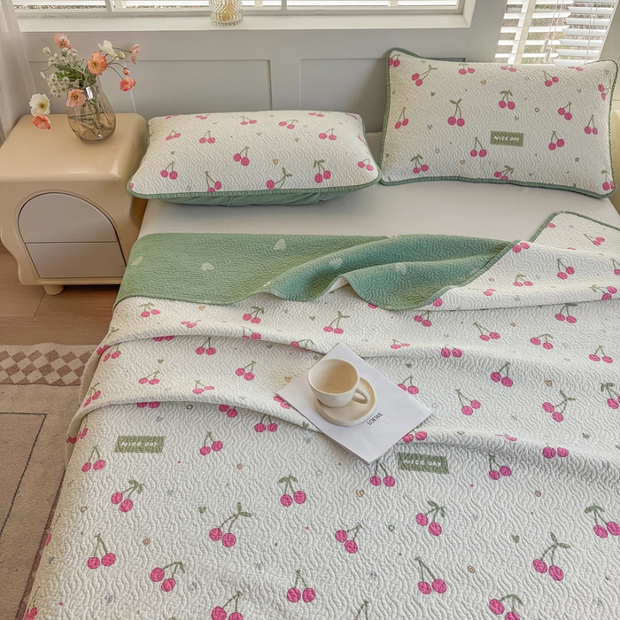 91家纺网 家纺一手货源 找家纺 宜梦家居【需要买家秀请联系老板】 2025新款双面纯棉夹层新疆棉花高温砂洗全棉床盖 美味樱桃