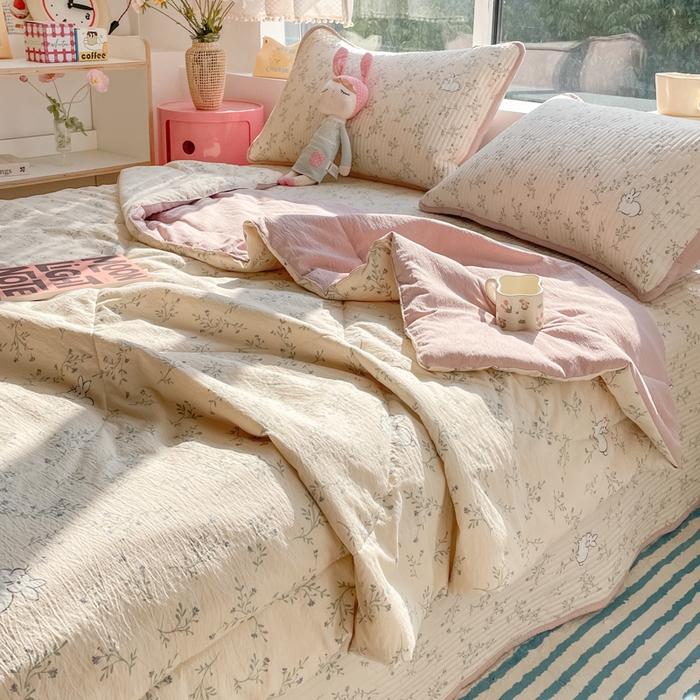 91家纺网 家纺一手货源 找家纺 老帅的工厂店 2025新款a类云感双层纱7a抗菌夏被床盖四件套 兔兔密语