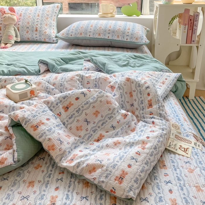 91家纺网 家纺一手货源 找家纺 老帅的工厂店 2025新款a类云感双层纱7a抗菌夏被床盖四件套 蝴蝶结熊