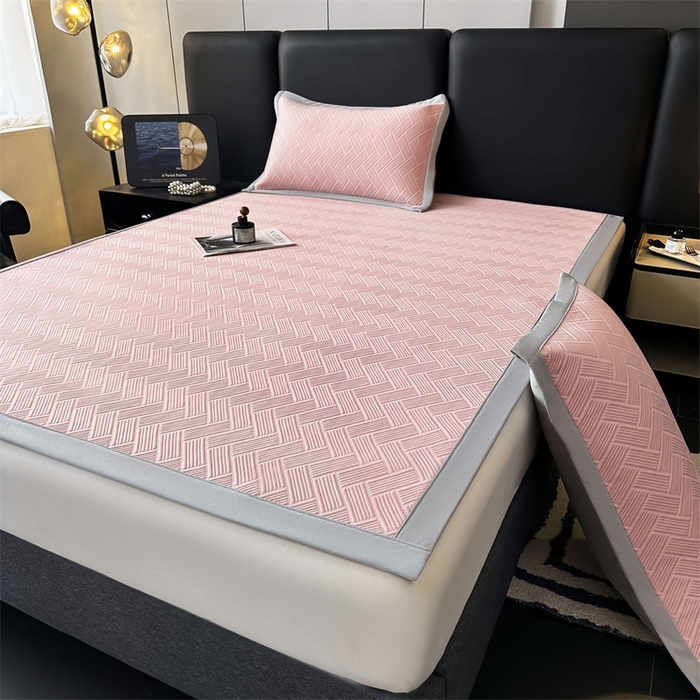 91家纺网 家纺一手货源 找家纺 雯豆家纺 2025夏季新款PE中分子凉感凉席三件套冰丝凉感席子纯色素色成人平铺绑带款 简尚-甜梦粉