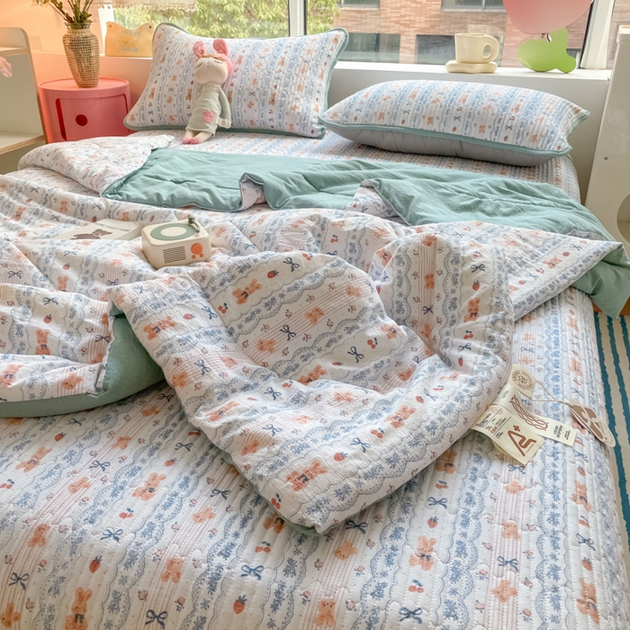 91家纺网 家纺一手货源 找家纺 老帅的工厂店 2025新款a类云感双层纱7a抗菌夏被床盖四件套 蝴蝶结熊