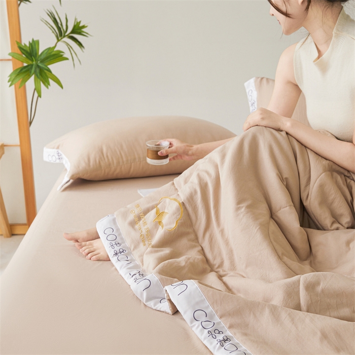 91家纺网 家纺一手货源 找家纺 西域种棉人·千百笠 2025新款A类100%新疆棉花夏凉被纯棉全棉填充毛巾绣绣花纯色双拼原棉空调被夏被 千寻卡其