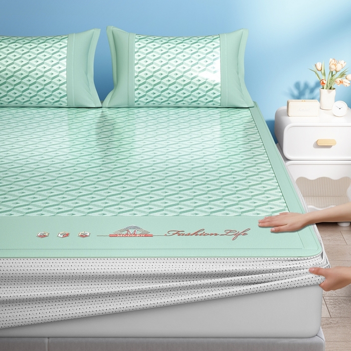 91家纺网 家纺一手货源 找家纺 鑫琪莱家纺 2025新款冰柔凉感丝凉席席子三件套 摩登立方-绿-床席款