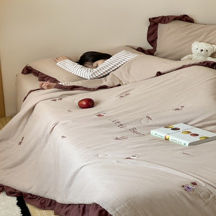 卡巴伦2025新款A类全棉双层皱皱纱绣花娜雅醋酯纤维夏被四件套 贝尔熊（咖）