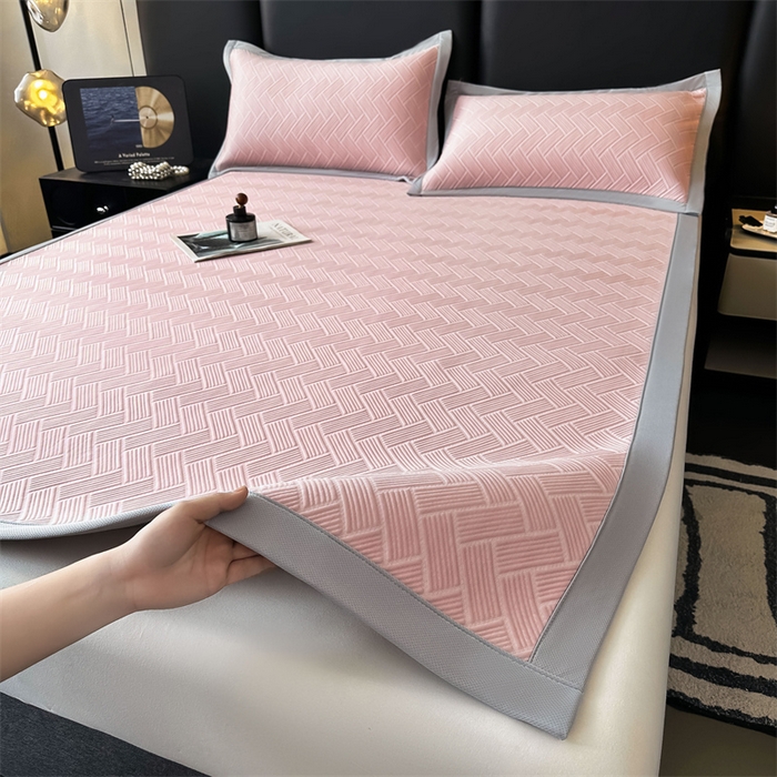 91家纺网 家纺一手货源 找家纺 雯豆家纺 2025夏季新款PE中分子凉感凉席三件套冰丝凉感席子纯色素色成人平铺绑带款 简尚-甜梦粉