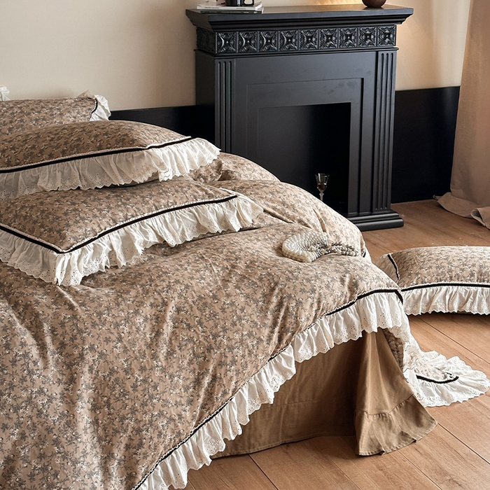 91家纺网 家纺一手货源 找家纺 蓝邻家纺 2025春夏新款全棉纯棉复古双层纱花边织带款四件套 漫步花丛