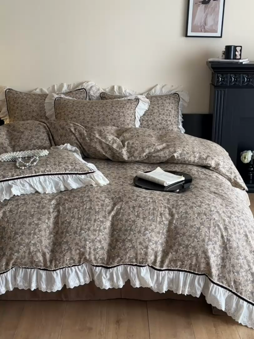 91家纺网 家纺一手货源 找家纺 蓝邻家纺 2025春夏新款全棉纯棉复古双层纱花边织带款四件套 漫步花丛