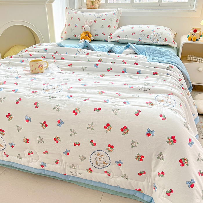 91家纺网 家纺一手货源 找家纺 西域种棉人·千百笠 2025新款A类新疆棉花夏凉被加宽包边水洗棉卡通印花吸湿透气棉花夏被空调被 凌香 草莓兔