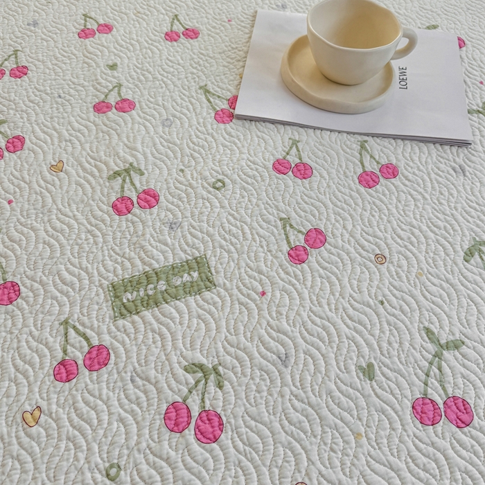 91家纺网 家纺一手货源 找家纺 宜梦家居【需要买家秀请联系老板】 2025新款双面纯棉夹层新疆棉花高温砂洗全棉床盖 美味樱桃