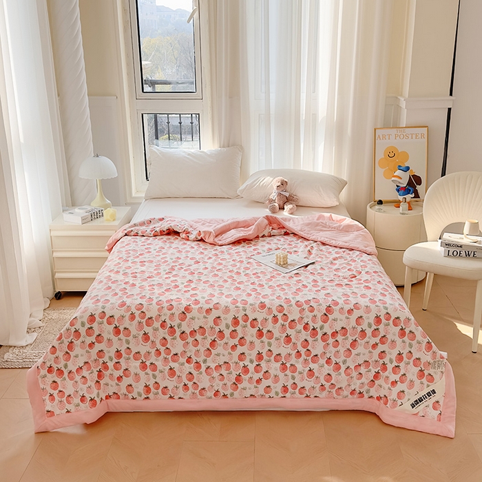 91家纺网 家纺一手货源 找家纺 西域种棉人·千百笠 2025新款A类新疆棉花夏凉被加宽包边水洗棉卡通印花吸湿透气棉花夏被空调被 凌香 草莓