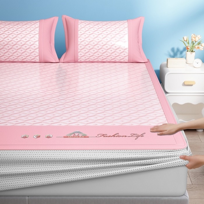 91家纺网 家纺一手货源 找家纺 鑫琪莱家纺 2025新款冰柔凉感丝凉席席子三件套 摩登立方-粉-床笠款