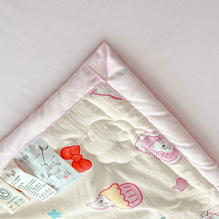91家纺网 家纺一手货源 找家纺 西域种棉人·千百笠 2025新款A类新疆棉花夏凉被加宽包边水洗棉卡通印花吸湿透气棉花夏被空调被 凌香 蛋糕猫