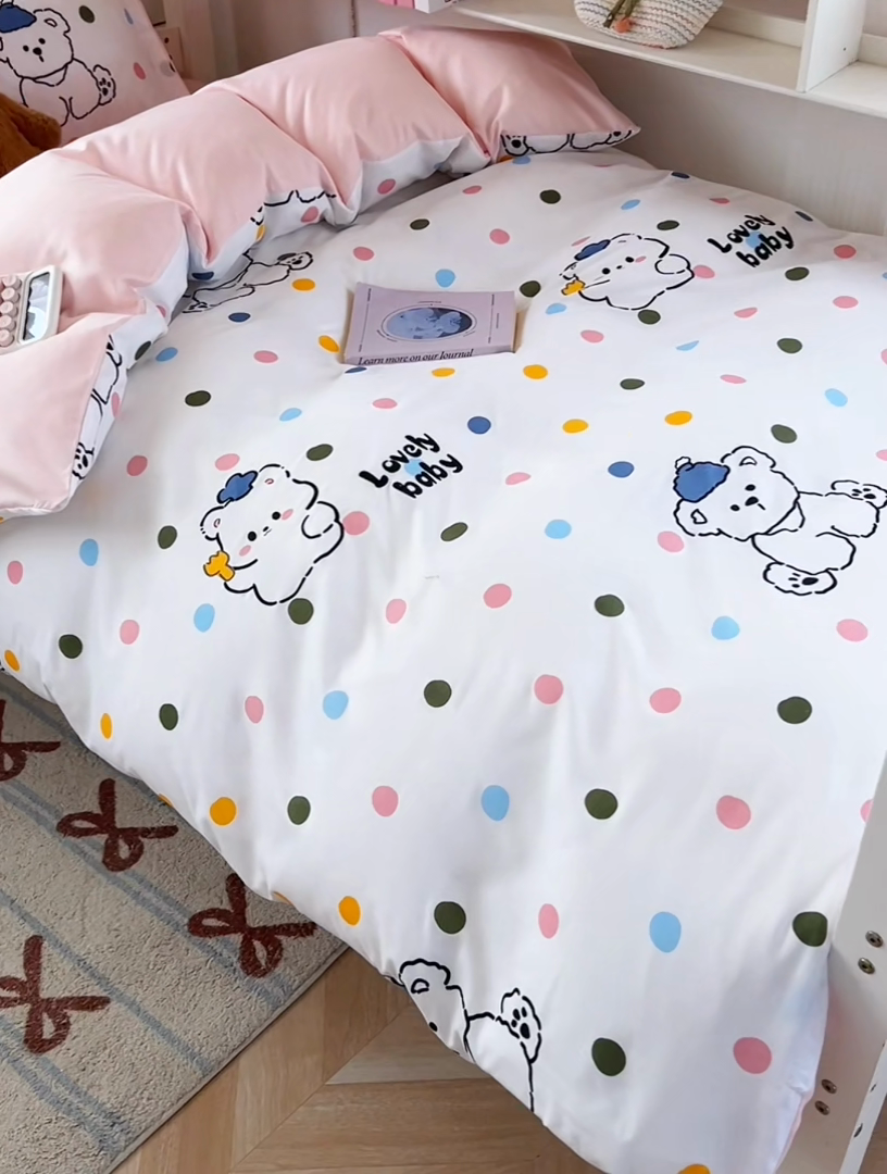 91家纺网 家纺一手货源 找家纺 悦织湾家纺 2025新款印花学生宿舍亲肤芦荟棉三件套单双人四件套轻奢印花磨毛床上用品 彩点小熊