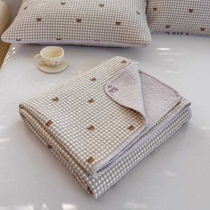 91家纺网 家纺一手货源 找家纺 宜梦家居【需要买家秀请联系老板】 2025新款双面纯棉夹层新疆棉花高温砂洗全棉床盖 呆萌熊咖