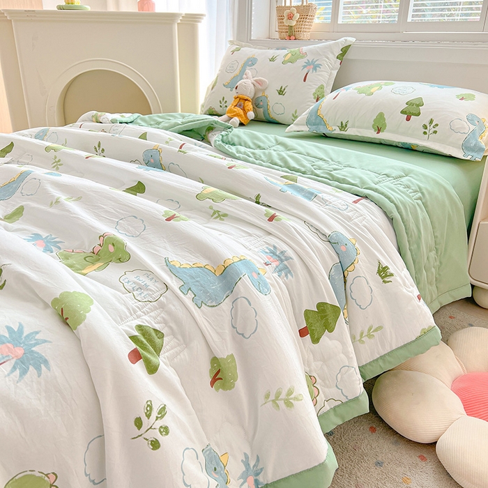 91家纺网 家纺一手货源 找家纺 西域种棉人·千百笠 2025新款A类新疆棉花夏凉被加宽包边水洗棉卡通印花吸湿透气棉花夏被空调被 凌香 恐龙