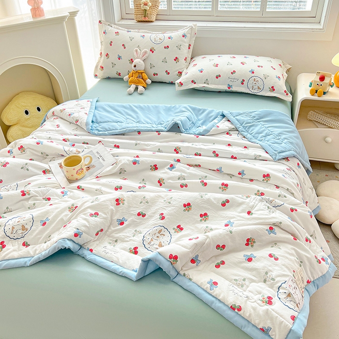 91家纺网 家纺一手货源 找家纺 西域种棉人·千百笠 2025新款A类新疆棉花夏凉被加宽包边水洗棉卡通印花吸湿透气棉花夏被空调被 凌香 草莓兔