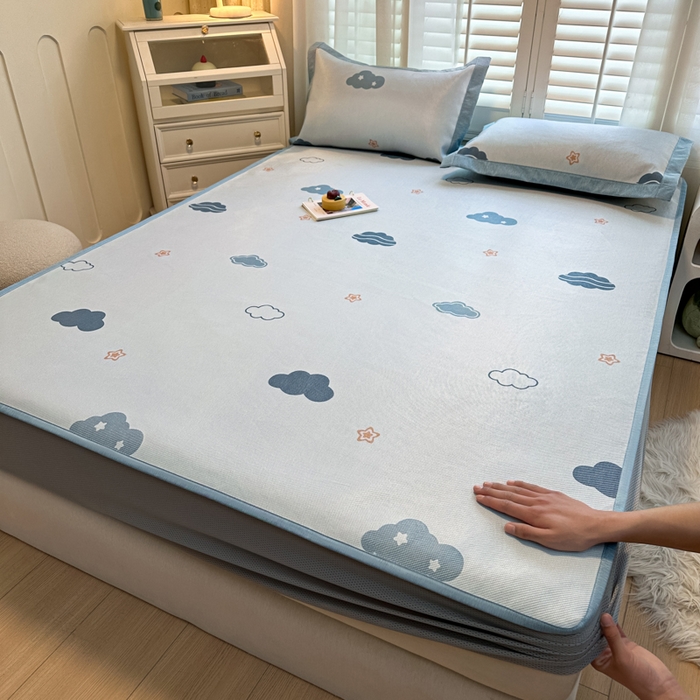 91家纺网 家纺一手货源 找家纺 花言狐语 2025新款真冰藤印花床笠款凉席 蓝天白云