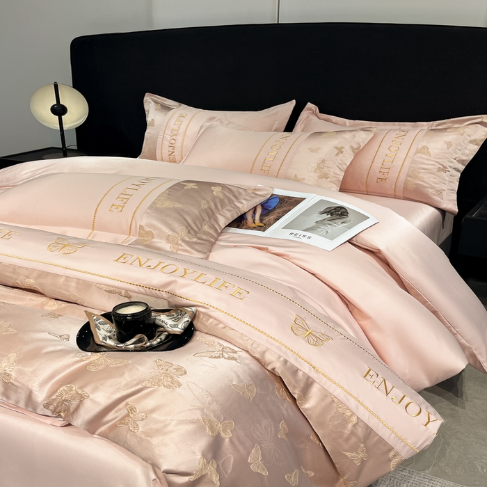 91家纺网 家纺一手货源 找家纺 米彩家纺 2025新款A类水洗真丝金丝浮雕提花绣花四件套 富蝶-粉玉