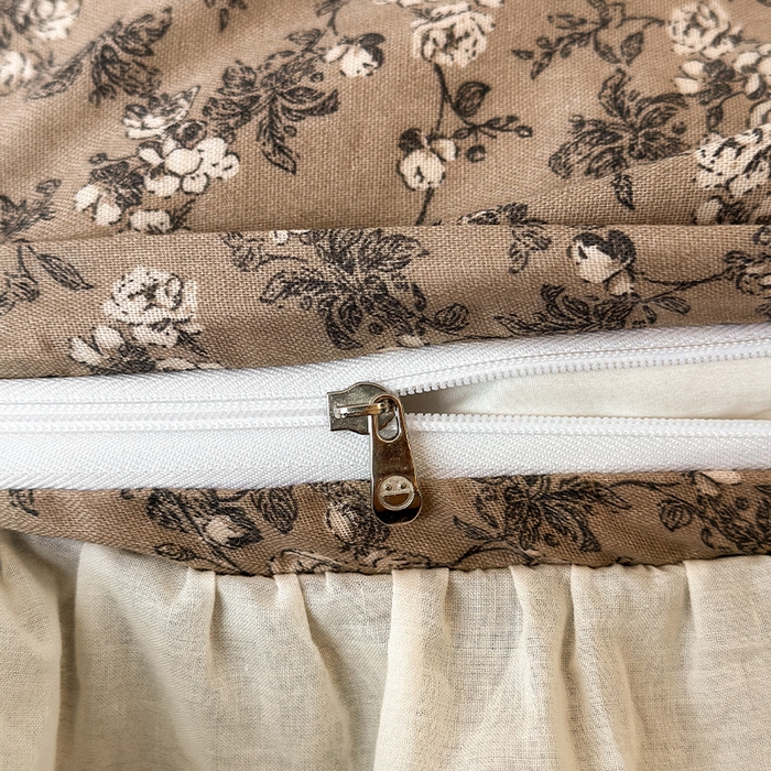 91家纺网 家纺一手货源 找家纺 蓝邻家纺 2025春夏新款全棉纯棉复古双层纱花边织带款四件套 漫步花丛