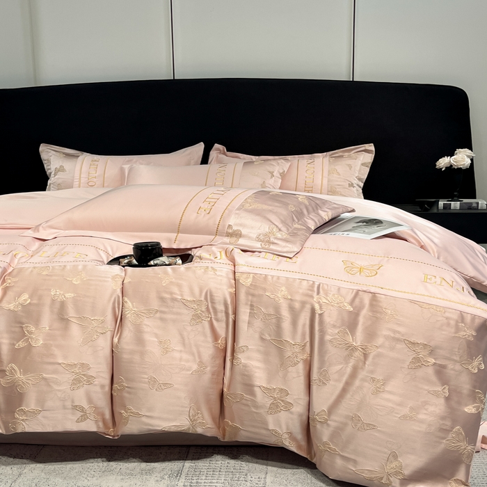 91家纺网 家纺一手货源 找家纺 米彩家纺 2025新款A类水洗真丝金丝浮雕提花绣花四件套 富蝶-粉玉