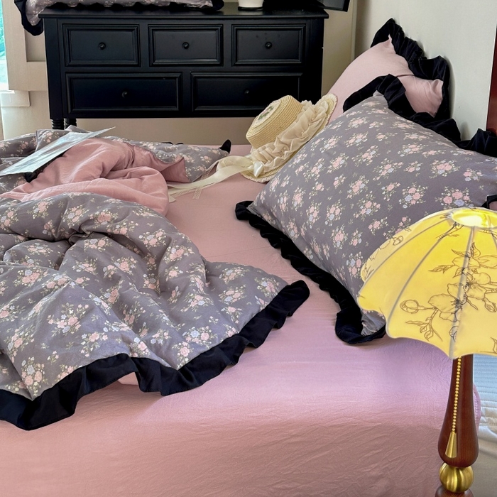 91家纺网 家纺一手货源 找家纺 亿品家纺 2025直播爆款韩版赫本风花边款针织棉双层纱夏被四件套【有买家秀加V】