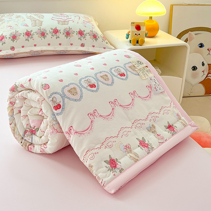 91家纺网 家纺一手货源 找家纺 西域种棉人·千百笠 2025新款A类新疆棉花夏凉被加宽包边水洗棉卡通印花吸湿透气棉花夏被空调被 凌香 泰迪熊