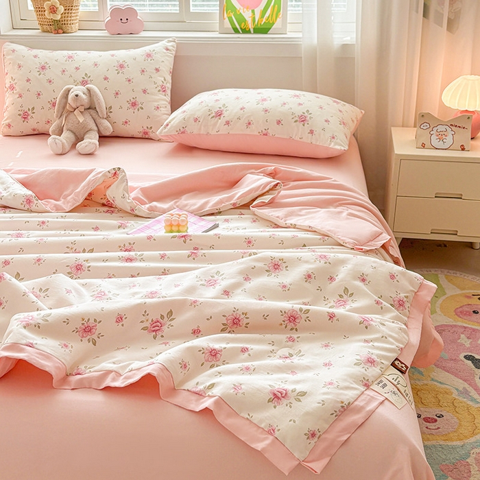 91家纺网 家纺一手货源 找家纺 金喜 2025新款小清新风格有氧针织双层纱大豆被夏被四件套 半亩花田