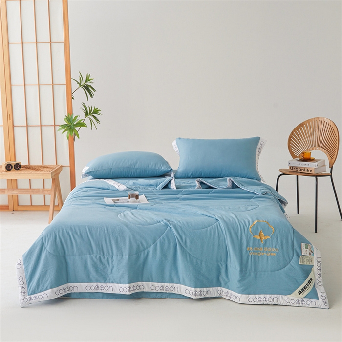 91家纺网 家纺一手货源 找家纺 西域种棉人·千百笠 2025新款A类100%新疆棉花夏凉被纯棉全棉填充毛巾绣绣花纯色双拼原棉空调被夏被 千寻牛仔蓝