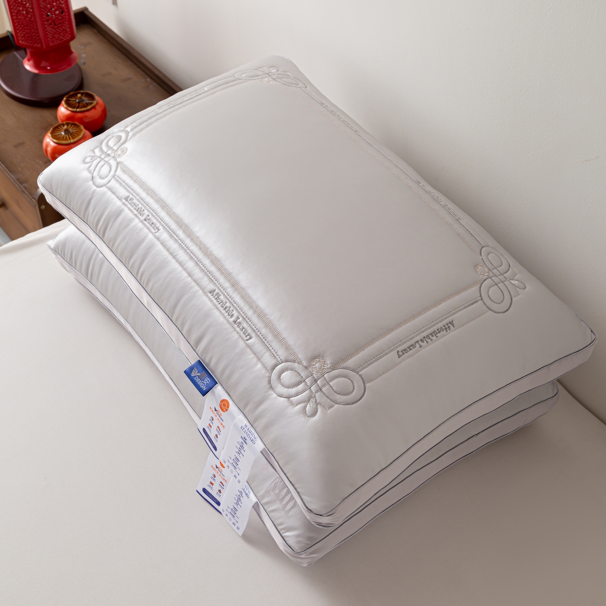 91家纺网 家纺一手货源 找家纺 贤内助家纺 2025新款传世之禧婚庆羽丝枕头枕芯保健枕护肩枕 银灰