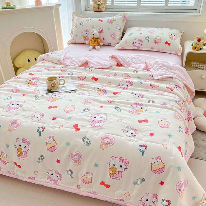 91家纺网 家纺一手货源 找家纺 西域种棉人·千百笠 2025新款A类新疆棉花夏凉被加宽包边水洗棉卡通印花吸湿透气棉花夏被空调被 凌香 蛋糕猫