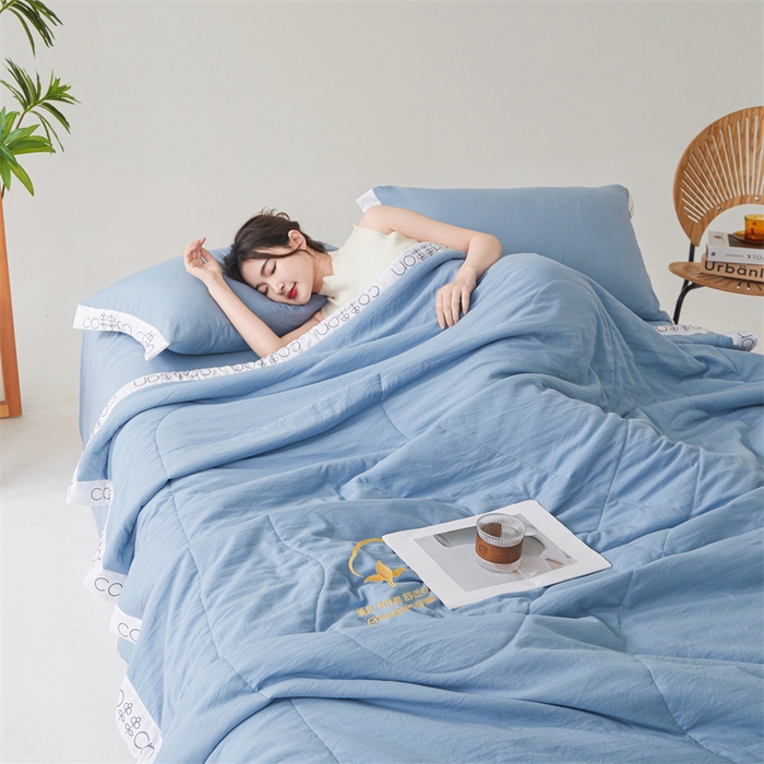 91家纺网 家纺一手货源 找家纺 西域种棉人·千百笠 2025新款A类100%新疆棉花夏凉被纯棉全棉填充毛巾绣绣花纯色双拼原棉空调被夏被 千寻晴空蓝