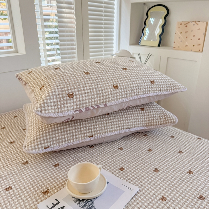 91家纺网 家纺一手货源 找家纺 宜梦家居【需要买家秀请联系老板】 2025新款双面纯棉夹层新疆棉花高温砂洗全棉床盖 呆萌熊咖