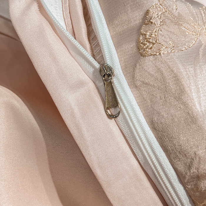 91家纺网 家纺一手货源 找家纺 米彩家纺 2025新款A类水洗真丝金丝浮雕提花绣花四件套 富蝶-粉玉