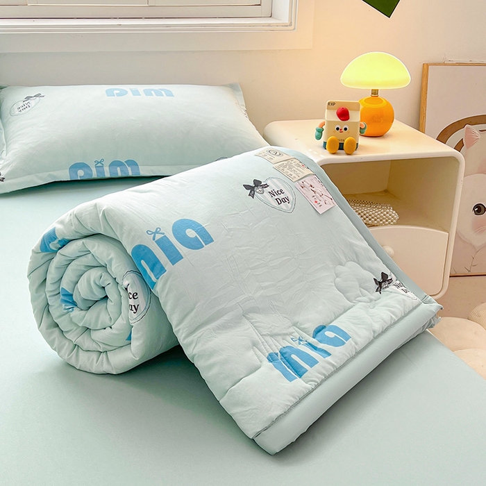 91家纺网 家纺一手货源 找家纺 西域种棉人·千百笠 2025新款A类新疆棉花夏凉被加宽包边水洗棉卡通印花吸湿透气棉花夏被空调被 凌香 字母