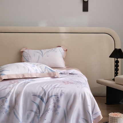 91家纺网 家纺一手货源 找家纺 薏思家纺 2025新款50支莱赛尔天丝数码印花夏被四件套（礼盒包装） 寻春色