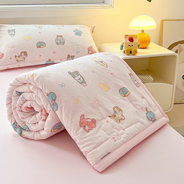 91家纺网 家纺一手货源 找家纺 西域种棉人·千百笠 2025新款A类新疆棉花夏凉被加宽包边水洗棉卡通印花吸湿透气棉花夏被空调被 凌香 淘气狗