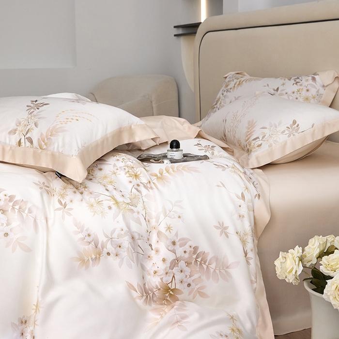 91家纺网 家纺一手货源 找家纺 薏思家纺 2025新款50支莱赛尔天丝数码印花夏被+四件套（礼盒包装） 芳菲-米白
