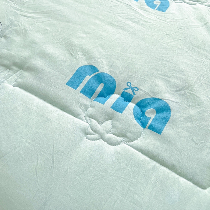 91家纺网 家纺一手货源 找家纺 西域种棉人·千百笠 2025新款A类新疆棉花夏凉被加宽包边水洗棉卡通印花吸湿透气棉花夏被空调被 凌香 字母