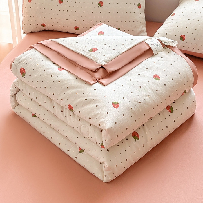 91家纺网 家纺一手货源 找家纺 金喜 2025新款小清新风格有氧针织双层纱大豆被夏被四件套 草莓物语