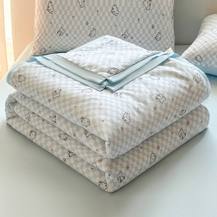 91家纺网 家纺一手货源 找家纺 金喜 2025新款小清新风格有氧针织双层纱大豆被夏被四件套 小熊派对