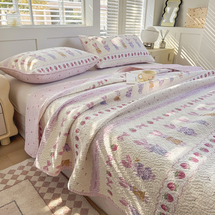 91家纺网 家纺一手货源 找家纺 宜梦家居【需要买家秀请联系老板】 2025新款双面纯棉夹层新疆棉花高温砂洗全棉床盖 踏春小兔