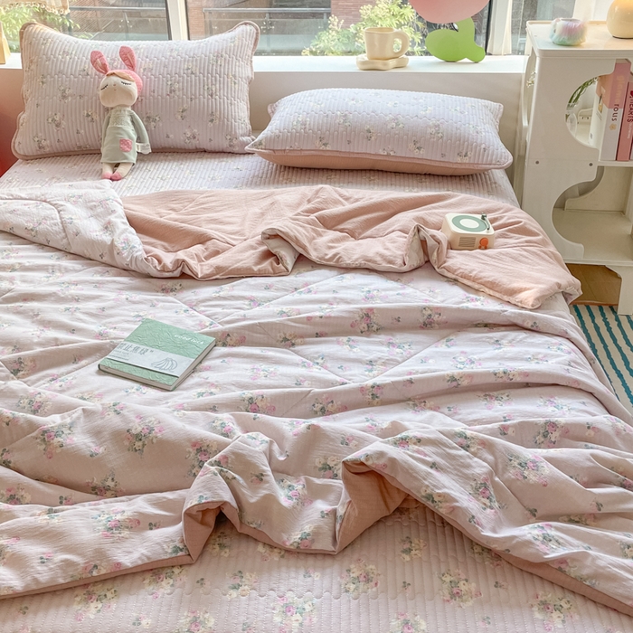 91家纺网 家纺一手货源 找家纺 老帅的工厂店 2025新款a类云感双层纱7a抗菌夏被床盖四件套 春芽