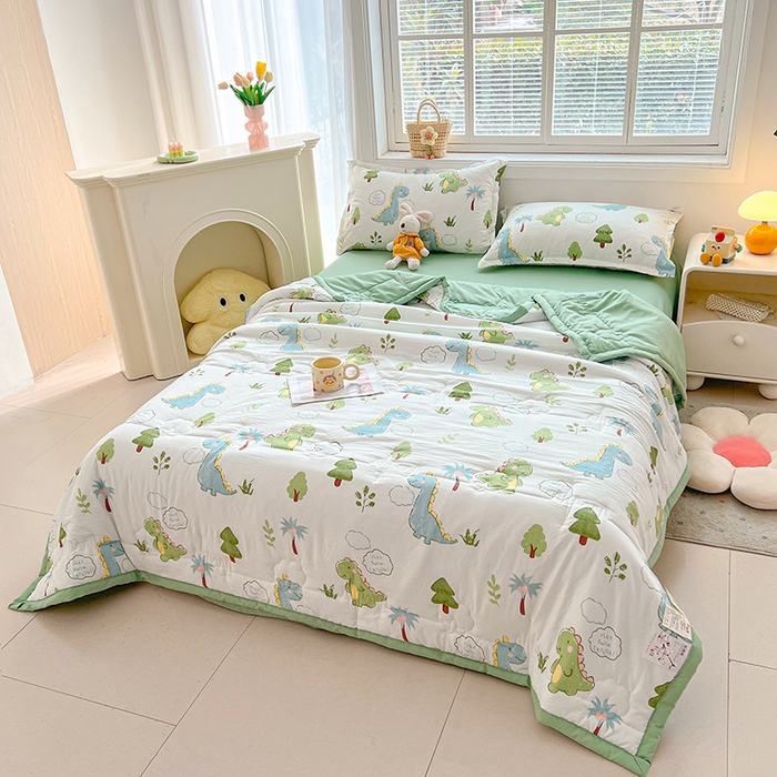 91家纺网 家纺一手货源 找家纺 西域种棉人·千百笠 2025新款A类新疆棉花夏凉被加宽包边水洗棉卡通印花吸湿透气棉花夏被空调被 凌香 恐龙